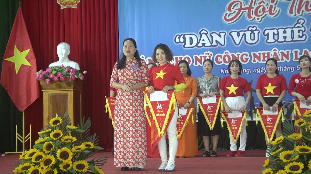 CLB dân vũ nữ công nhân lao động thôn Trung giành giải nhất tại Hội thi “Dân vũ thể thao” cho nữ...